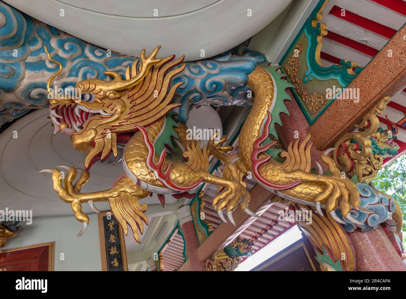 Drachen im Che Chin Khor Tempel und Pagode, buddhistischer Mahayana Tempel und Stiftung für wohltätige Zwecke. Bangkok, Thailand Stockfoto
