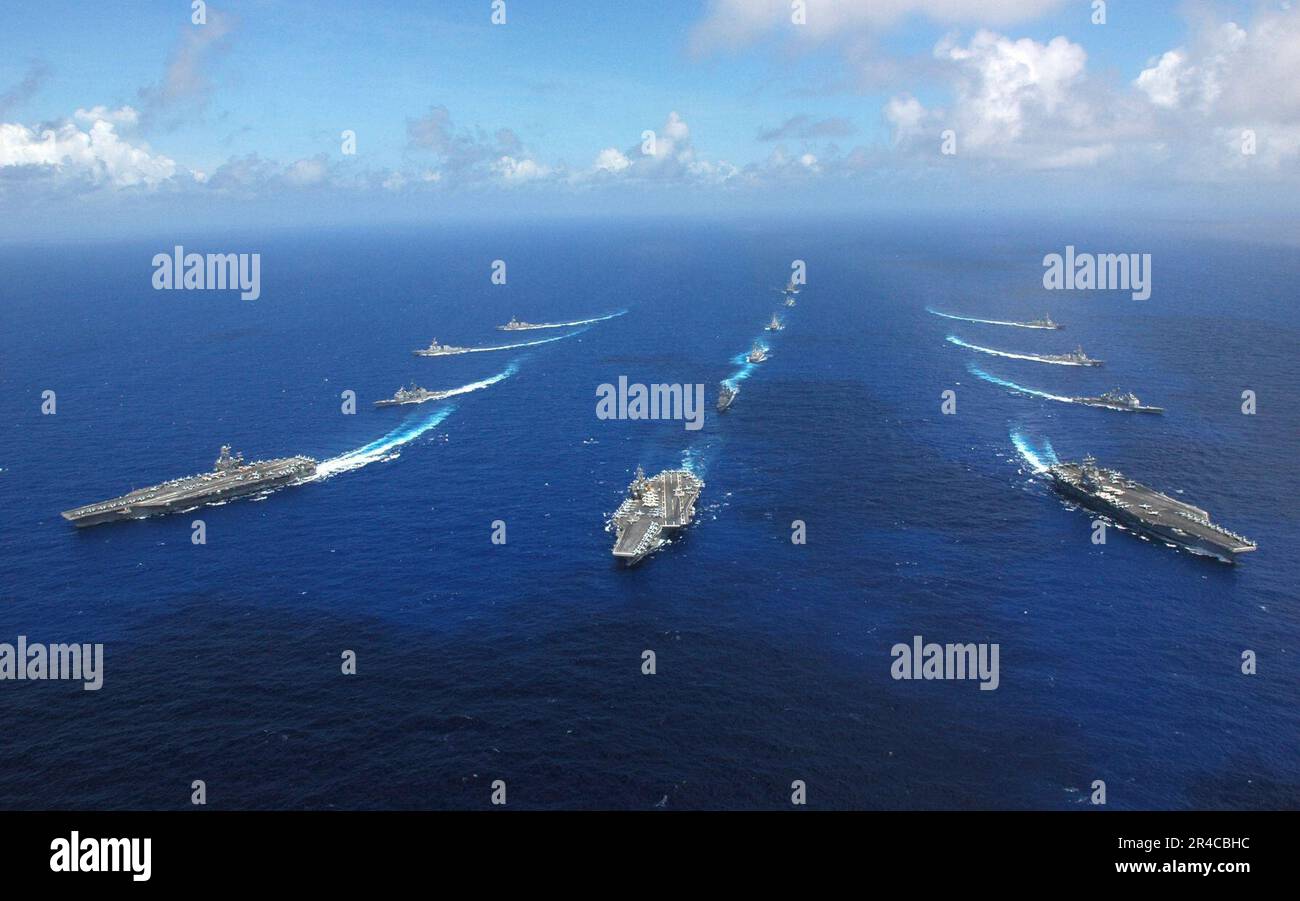 US Navy Ronald Reagan und Abraham Lincoln Carrier Strike Gruppen brechen ab, während die Kitty Hawk Carrier Strike Gruppe weiter vorsegelt. Stockfoto