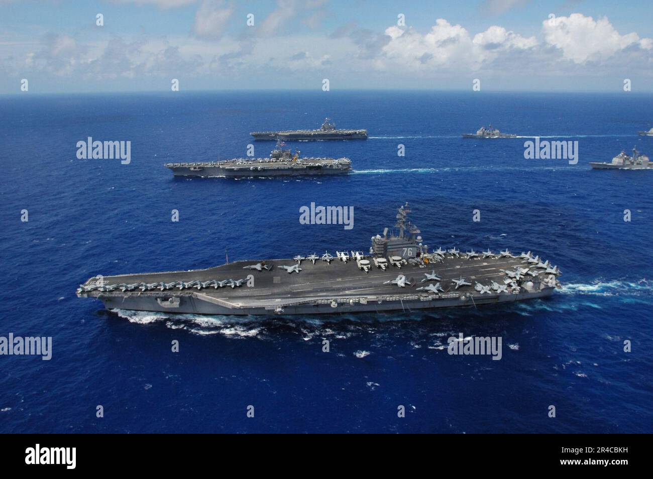 US Navy der Flugzeugträger der Nimitz-Klasse USS Ronald Reagan (CVN 76), Vordergrund, USS Kitty Hawk (CV 63), Center, USS Abraham Lincoln (CVN 72) und die zugehörigen Trägerstreikgruppen dampfen in Formation. Stockfoto