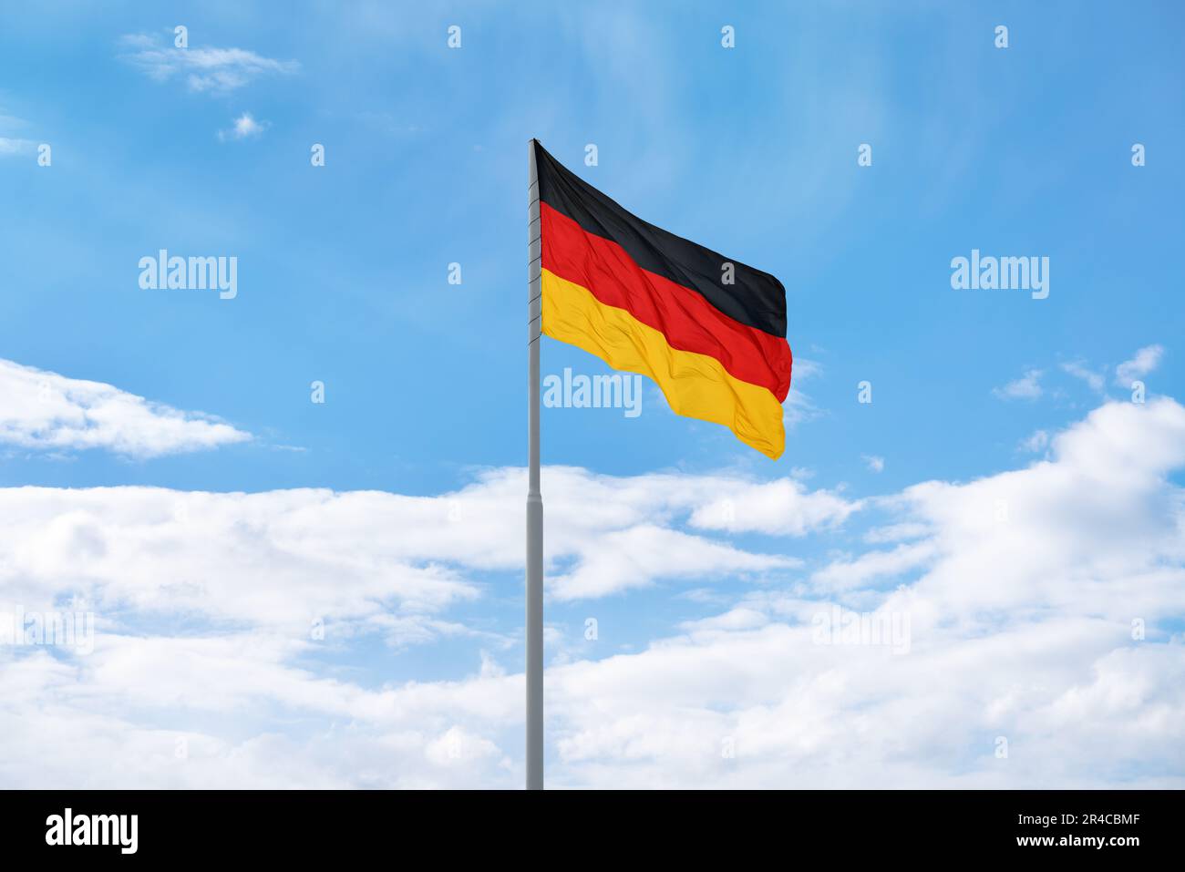 Flagge Deutschlands vor blauem Himmel und Wolken Stockfoto