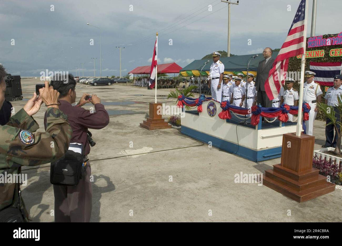 Befehlshaber DER US-Marine in der Chefflotte der Royal Thai Navy (RTN), ADM. Nopporn Ajavakom und stellvertretender Missionsleiter der USA Botschaft in Thailand, Herr Alexander A. Arvizu leitet eine Eröffnungszeremonie. Stockfoto