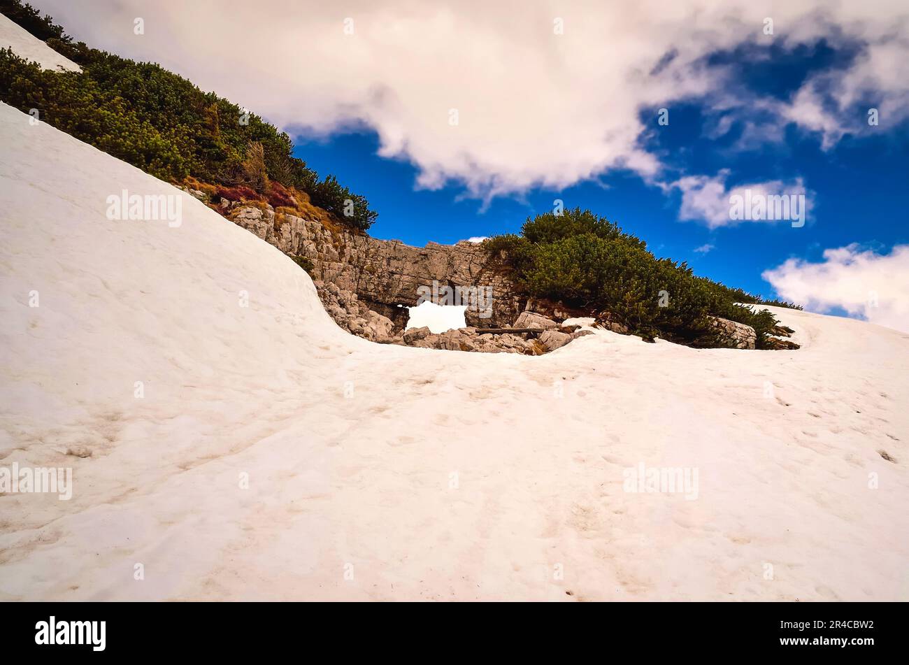 Felsbogen in den österreichischen Alpen. Felsfenster im Loser Peak, Tote Berge (Totes Gebirge) in den österreichischen Alpen. Stockfoto