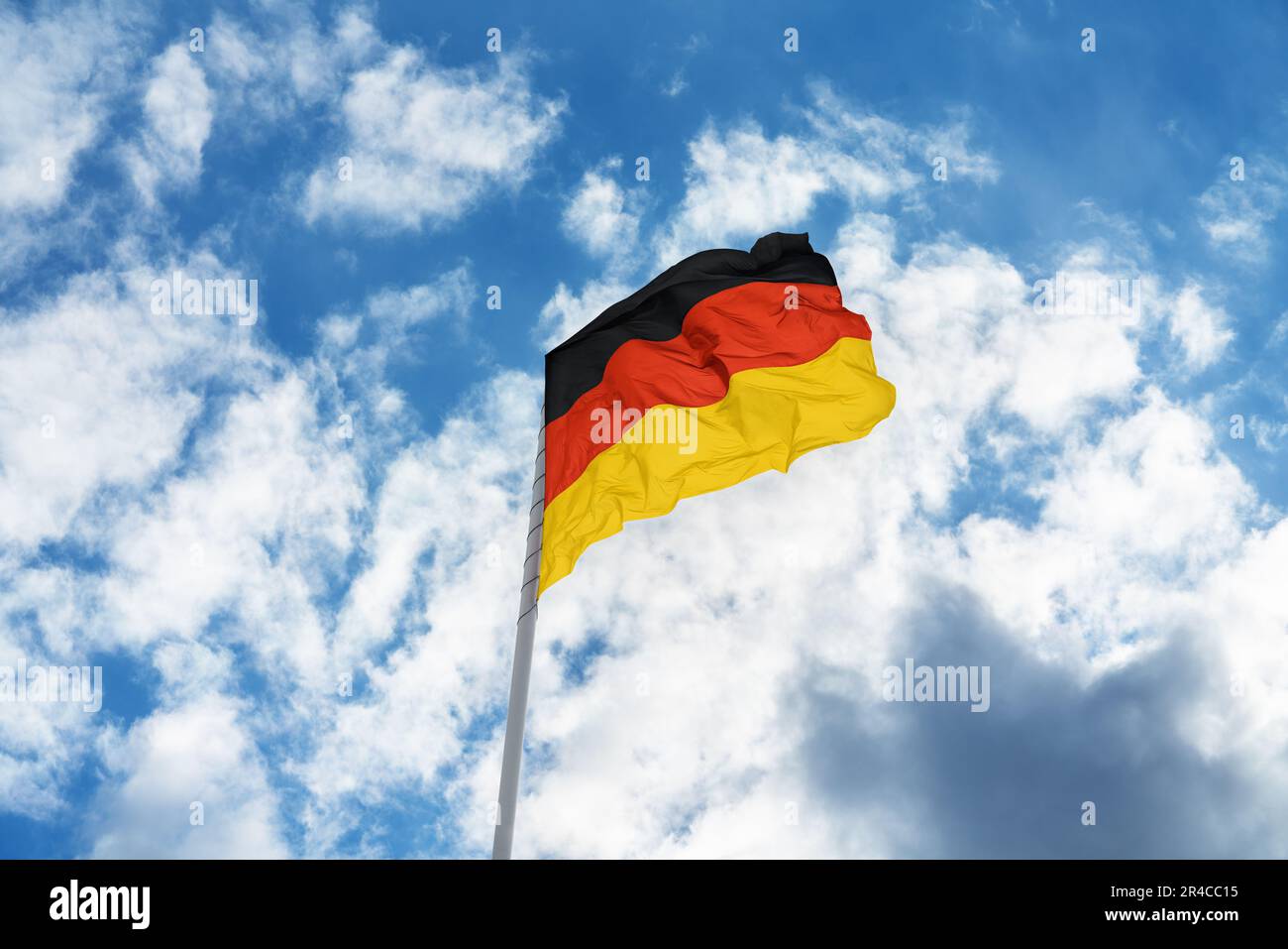 Flagge Deutschlands vor blauem Himmel und Wolken Stockfoto