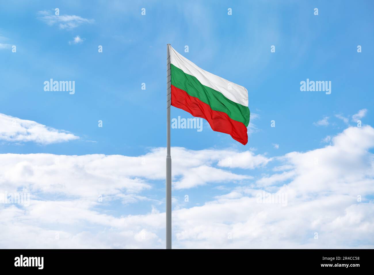 Die Flagge Bulgariens winkt vor blauem Himmel und Wolken Stockfoto