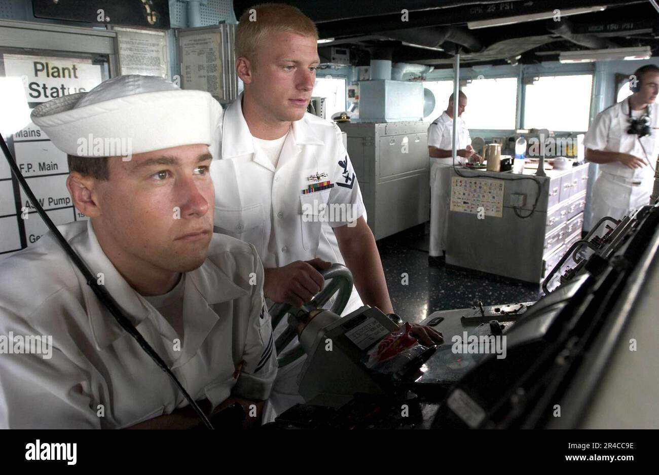 DIE US Navy Seaman steuert die Schiffsgeschwindigkeit vom lee ...