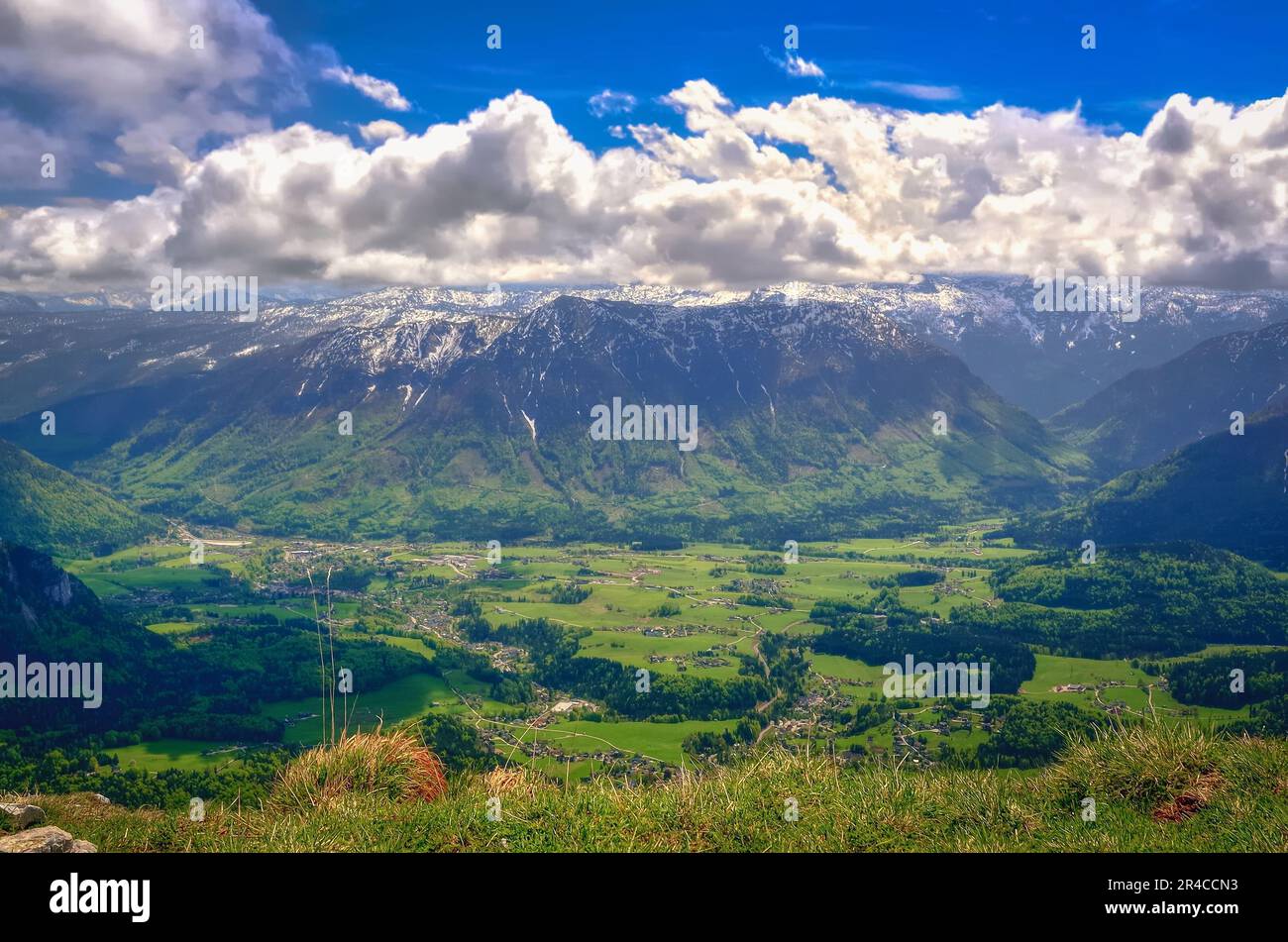 Berglandschaft in den österreichischen Alpen. Blick vom Loser Gipfel über Altausse Dorf im Toten Gebirge (Totes Gebirge) in Österreich. Stockfoto