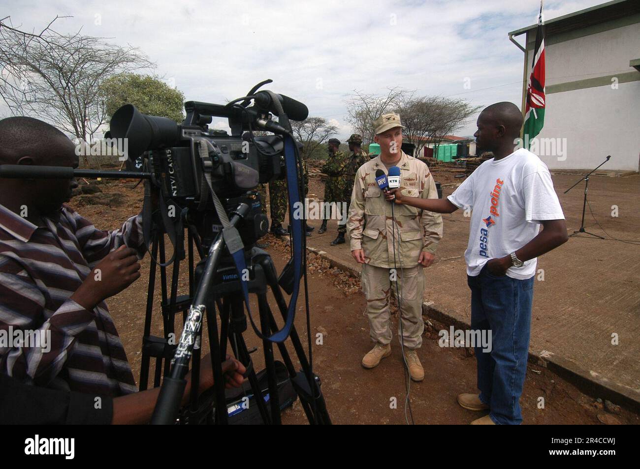 US Navy USA Navy Captain spricht mit den kenianischen Medien über Training Natural Fire nach den Eröffnungszeremonien. Stockfoto