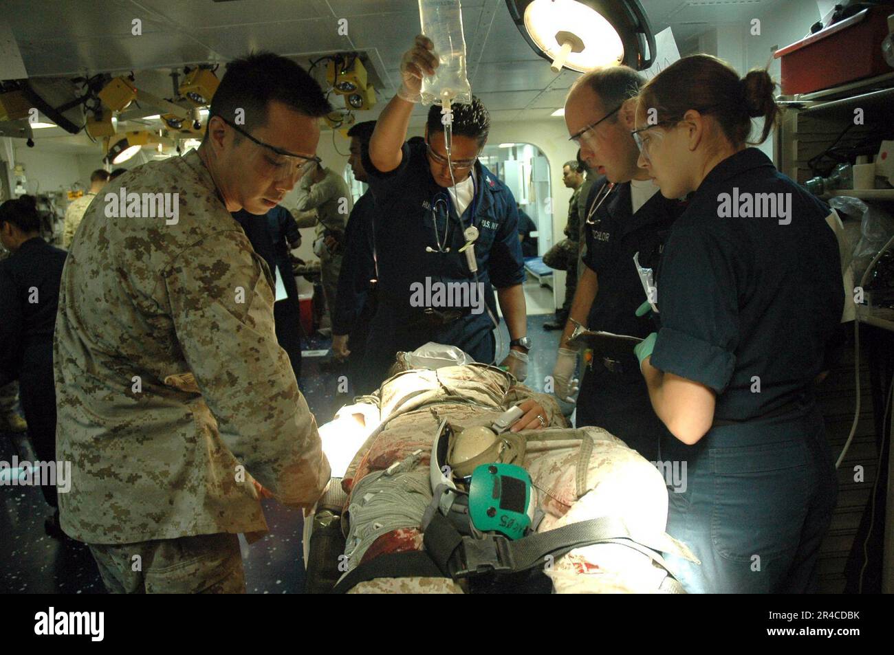 US Navy Mitglieder des medizinischen Teams der Expeditionary Strike Group Five (ESG-5), die der USS Boxer (LHD 4) angeschlossen sind, evaluieren einen verwundeten Marine während einer Massenübung für Verletzte. Stockfoto
