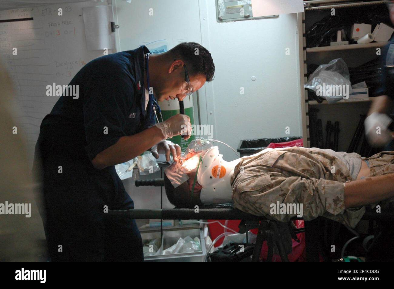 US Navy Hospital Corpsman 1. Class untersucht einen verwundeten Marine während einer Massentötungsübung an Bord der USS Boxer (LHD 4) Stockfoto
