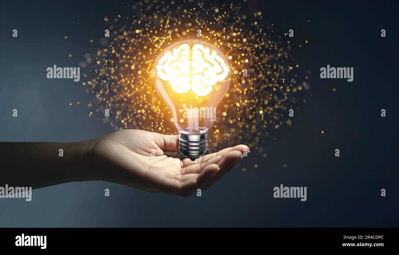 Geschäftsmann hält Glühbirnen mit Gehirn innen und Low Poly Drahtgestell außen. Kreative und innovative Inspiration. Business Bright Idee Konzept. Stockfoto