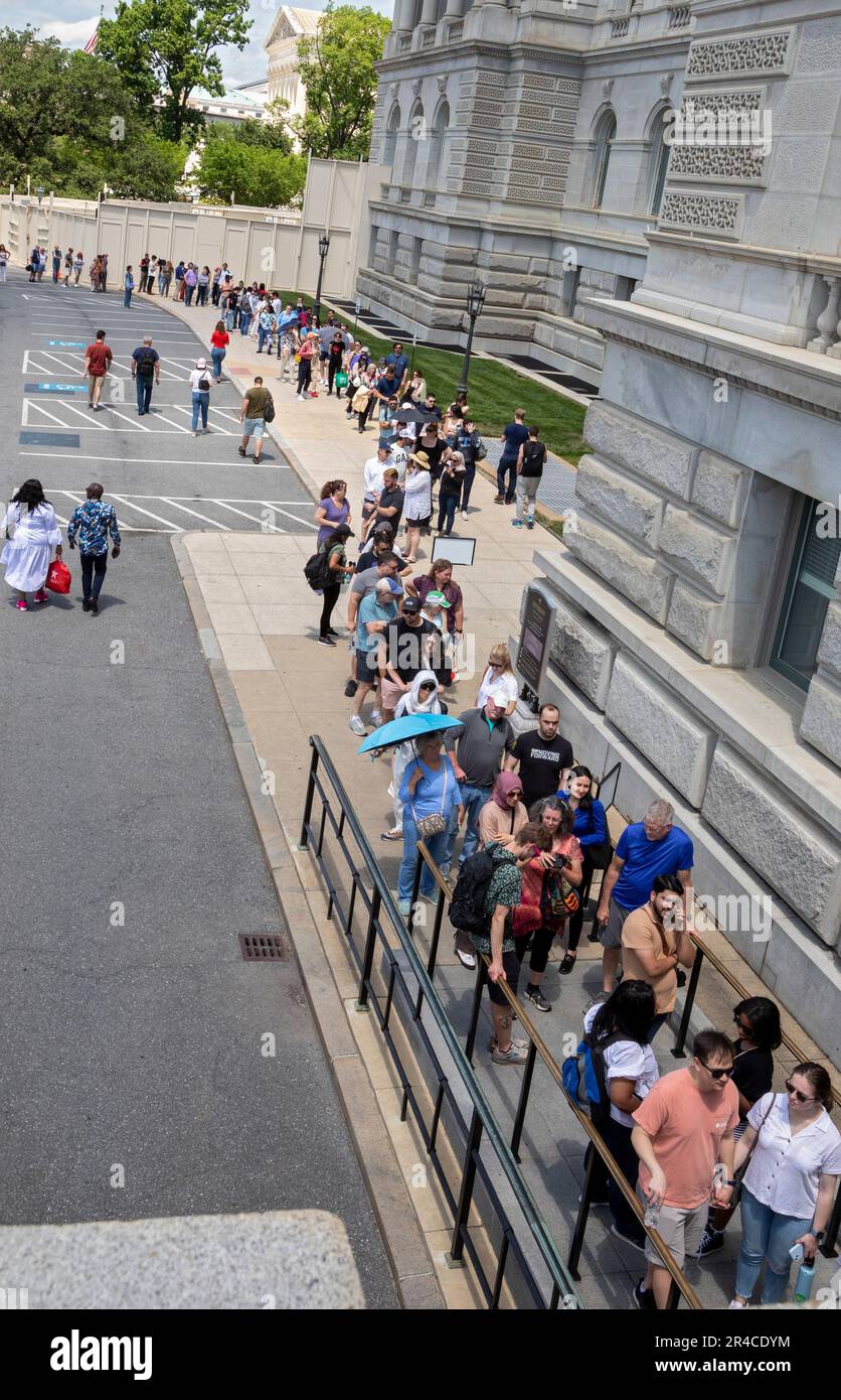 Washington, DC - Touristen warten in der Schlange, um die Library of Congress zu besuchen. Stockfoto