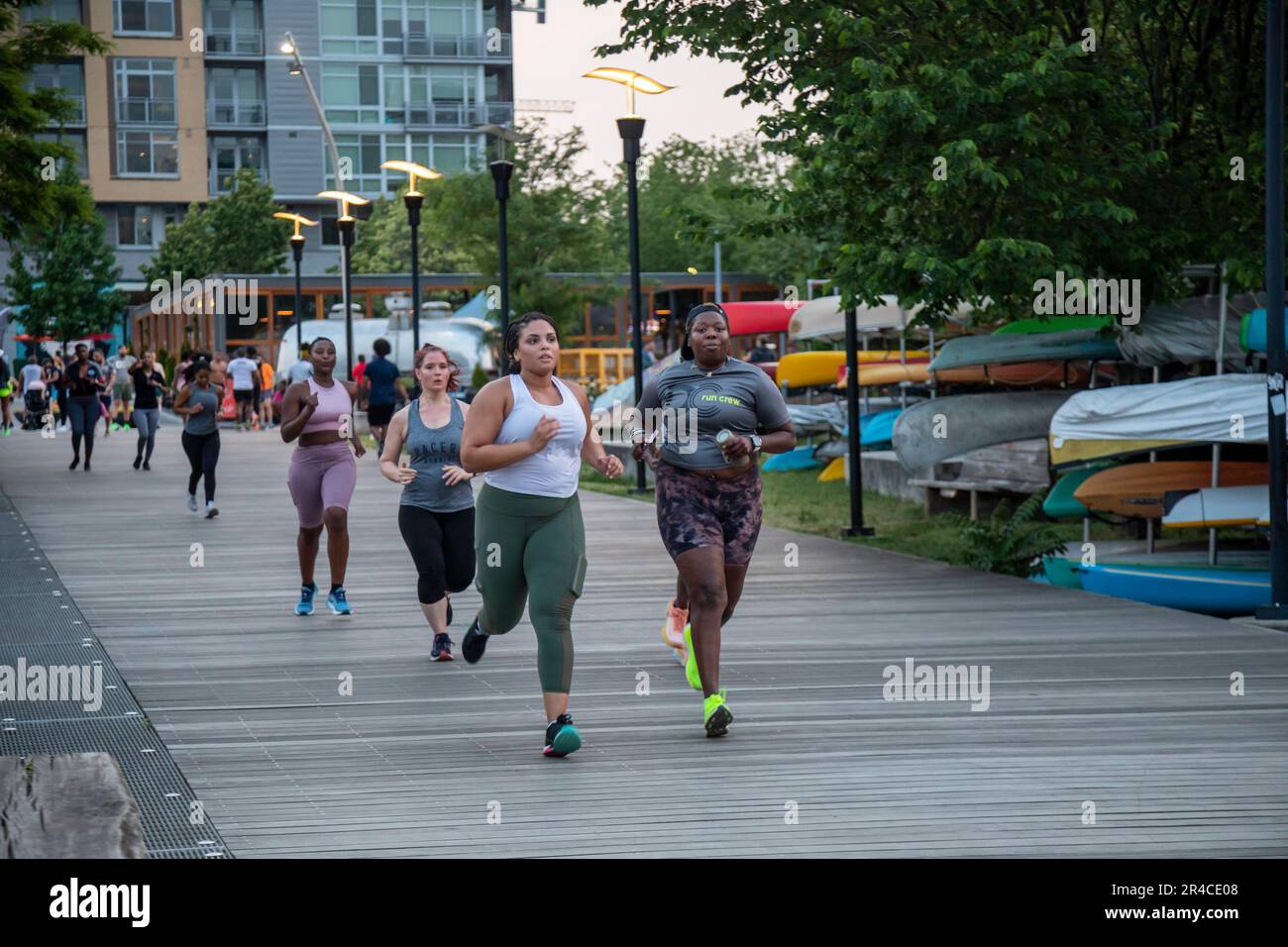 Washington, DC - Mitglieder der DC Run Crew laufen auf dem Anacostia Riverwalk Trail. Stockfoto