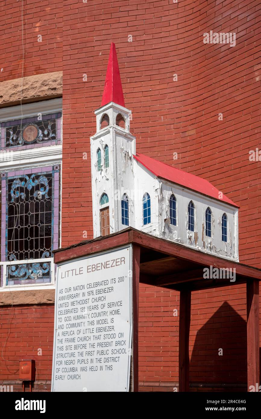 Washington, DC - Ebenezer United Methodist Church auf Capitol Hill. Ein Modell der ursprünglichen Holzrahmenkirche steht vor der aktuellen Ziegelkirche. Stockfoto