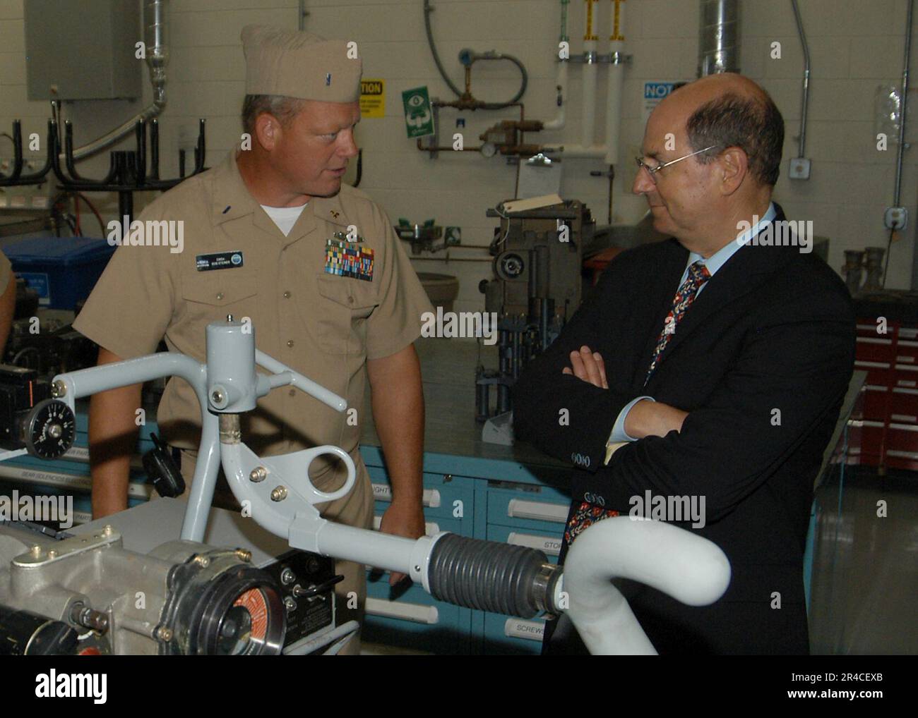 DER OBERBEFEHLSHABER der US Navy erklärt dem Marineminister, dem