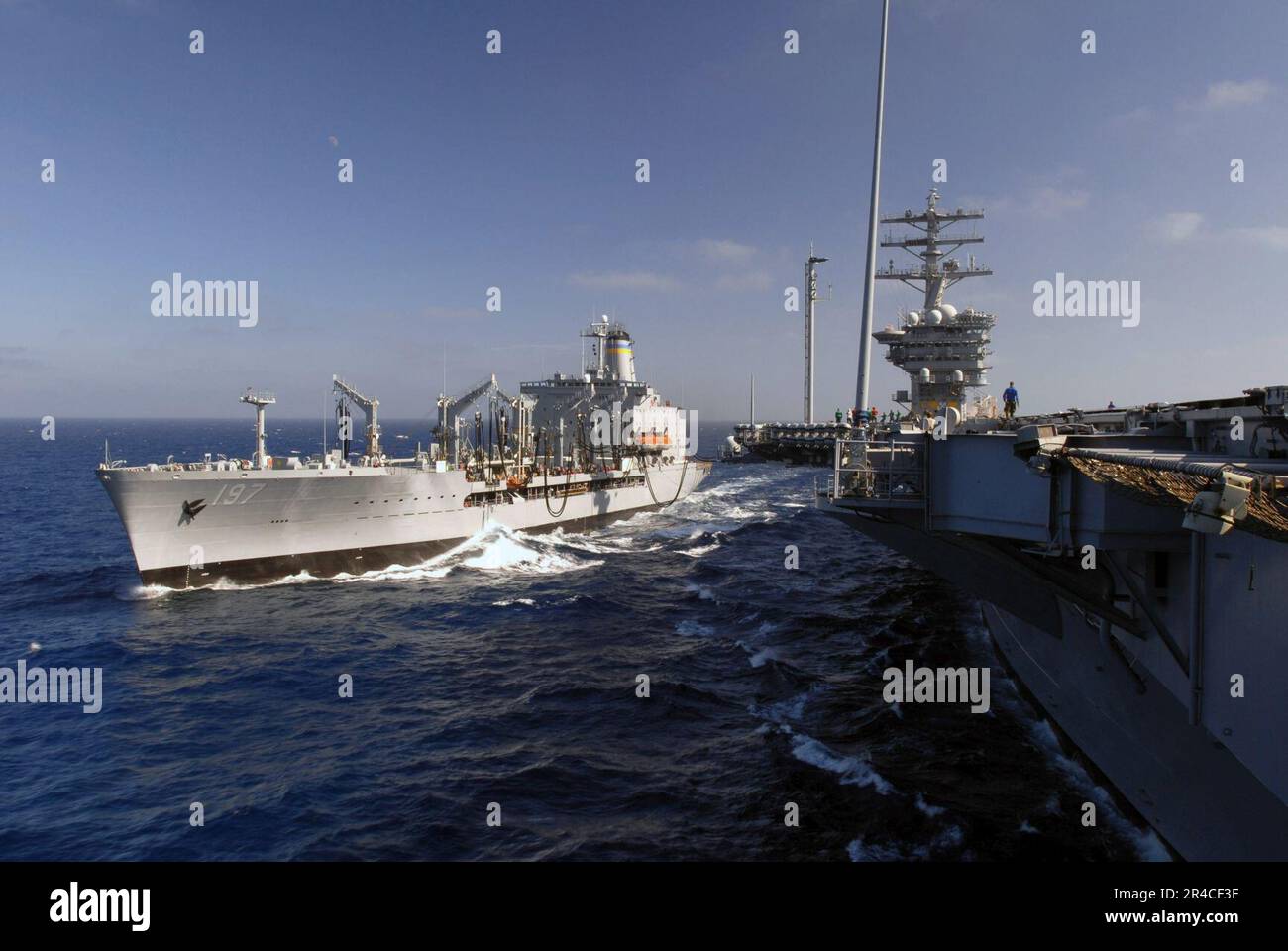 US Navy der Nachfüllöler USNS Pecos (T-A0 197) des militärischen Sealift Command (MSC) zieht entlang des nuklearbetriebenen Flugzeugträgers USS Nimitz (CVN 68). Stockfoto