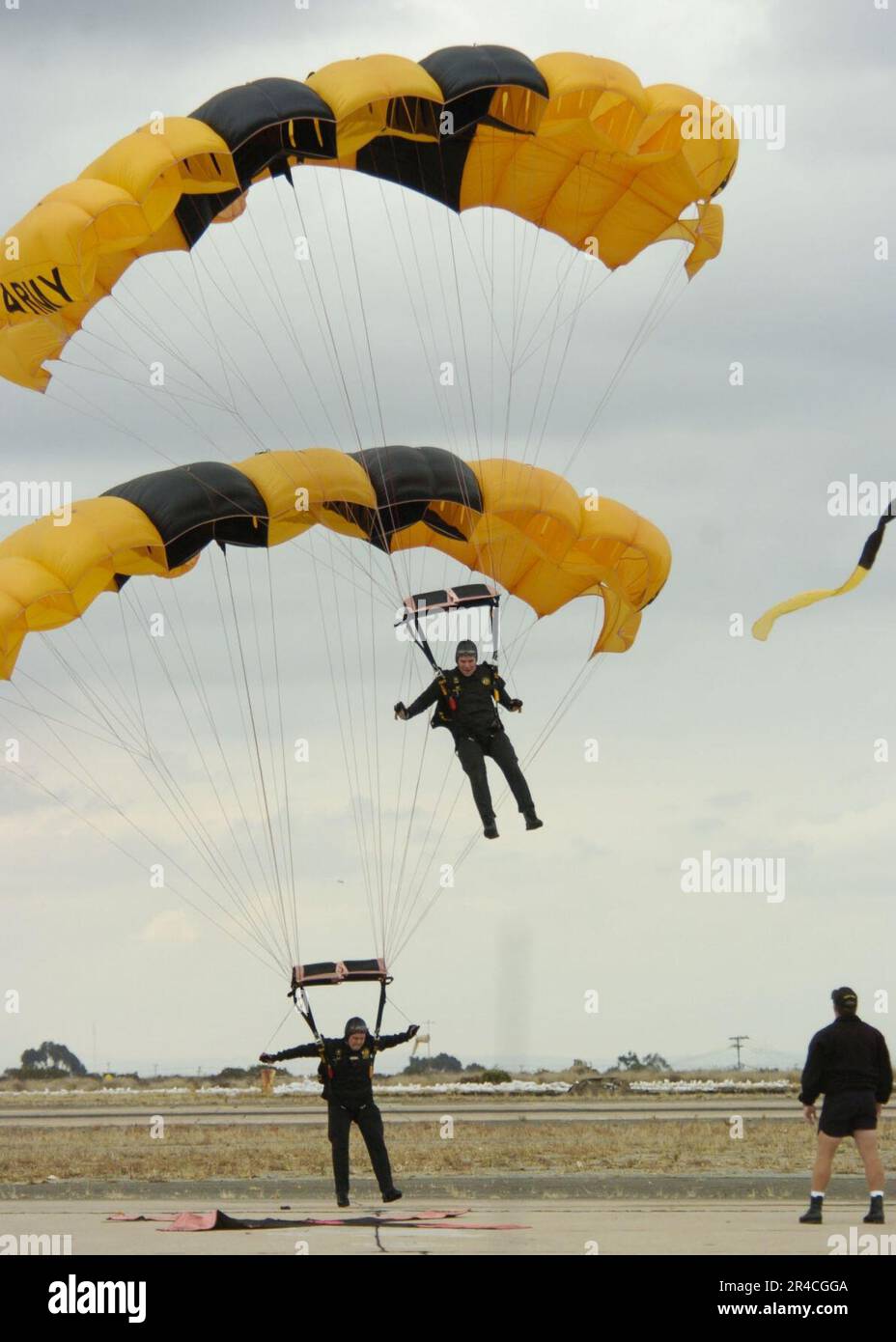 US Navy zwei USA Die Mitglieder der Golden Knight Fallschirmmannschaft landen gemeinsam auf der Miramar Air Show. Stockfoto