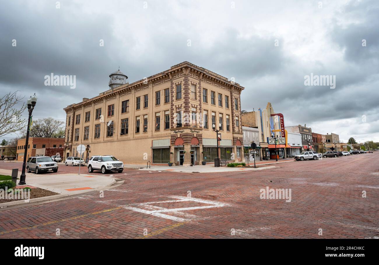 Alliance, Nebraska, USA – 11. Mai 2023: Box Butte Avenue im Stadtzentrum mit dem historischen Newberry Hardware Building Stockfoto