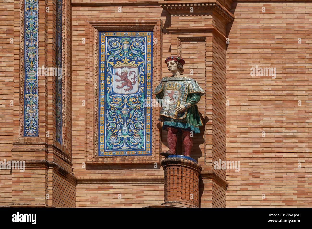 Leon Kingdom Herald Statue am Plaza de Espana - Sevilla, Andalusien, Spanien Stockfoto