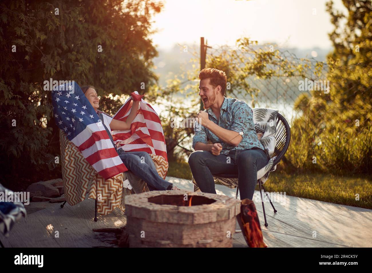 Familienfeier des Unabhängigkeitstages. In der Atmosphäre der Wärme und Freude zeigt die Tochter 