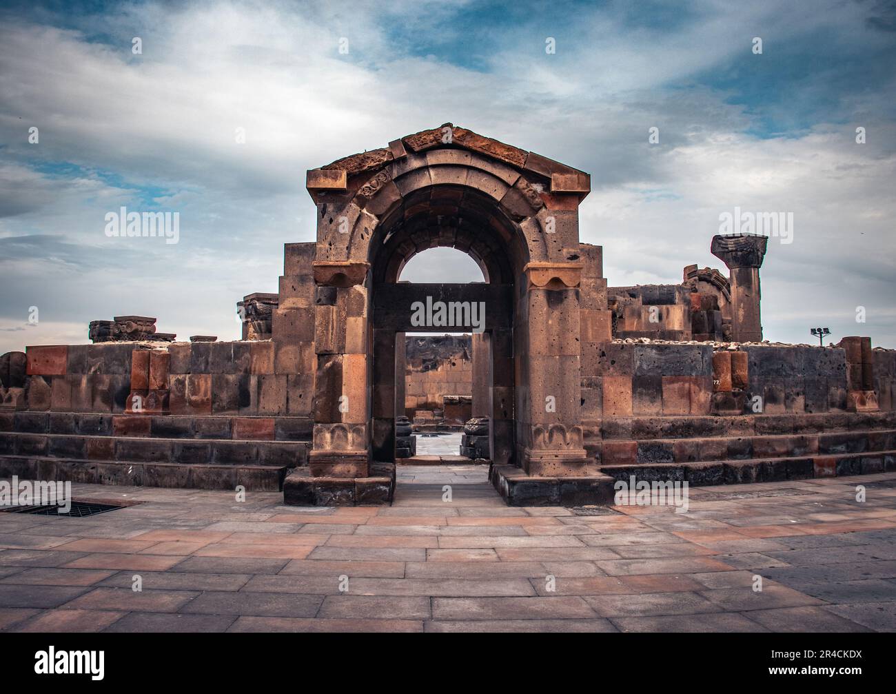 Blick auf die antike Türöffnung des Zvartnos-Tempels in Armenien Konzeptfoto. Stockfoto