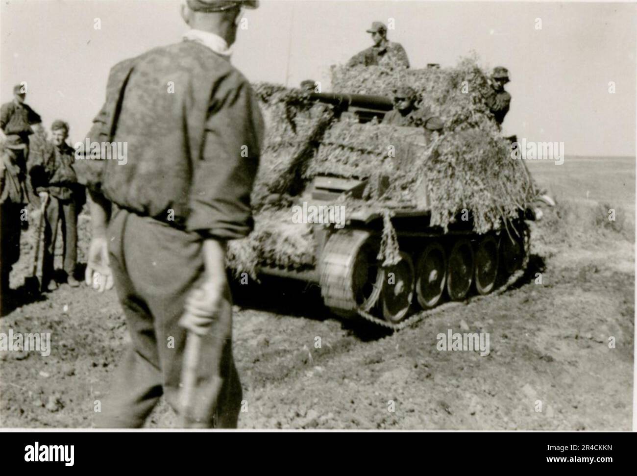 SS-Fotograf Willi Altstadt, Wiking Division, Russland 1942. Dorfszenen in der Gegend von Rostow, ein Panzer III (mit Einheitensymbolen) und panzer Grenadier auf der Steppe, Kampfszenen entlang eines Flusses, Nahaufnahmen der Infanterie auf dem Feld mit individuellen und Besatzungswaffen, eine Flussüberquerung (Überfall und Pontonflöße), Bau eines Straßenblocks, russische Kriegsgefangene, SS-Soldaten zum Angeln und Schwimmen, Zeremonie der Einheiten, Beobachtungsposten mit Blick auf einen Fluss und schwere Artilleriecrew mit Haubitzen. Bilder, die die Front-Front-Aktivitäten der Waffen-SS-Einheiten an der westlichen und östlichen Front zeigen, i. Stockfoto