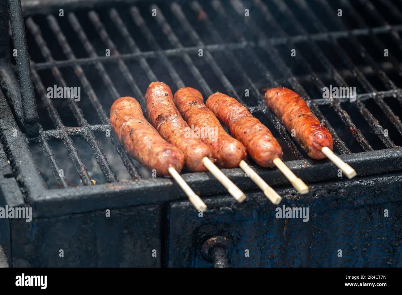 Wurstspieße auf einem Holzkohlegrill aus Metall Stockfoto
