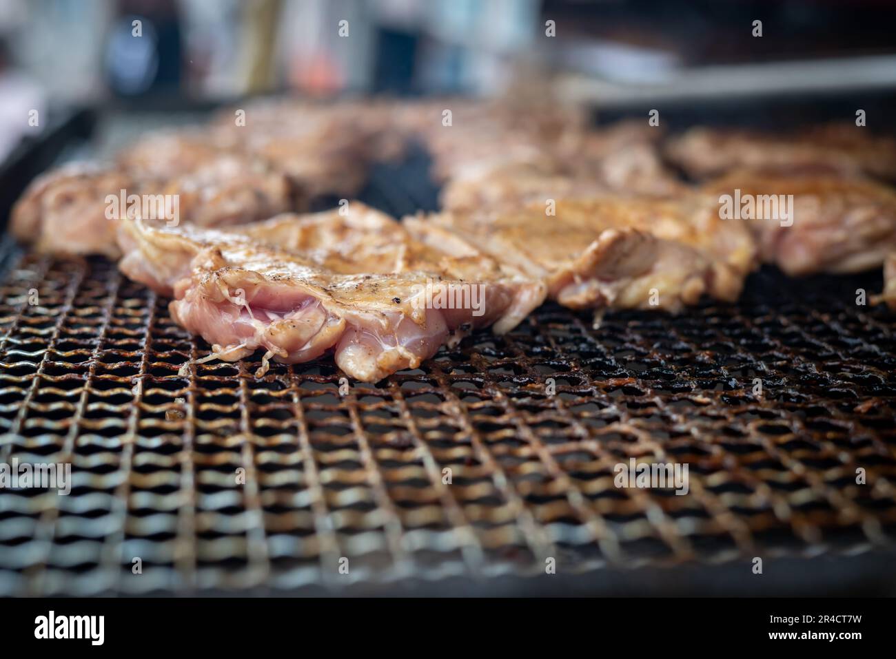 Gegrilltes Hähnchen am Schenkel auf Holzkohle Stockfoto