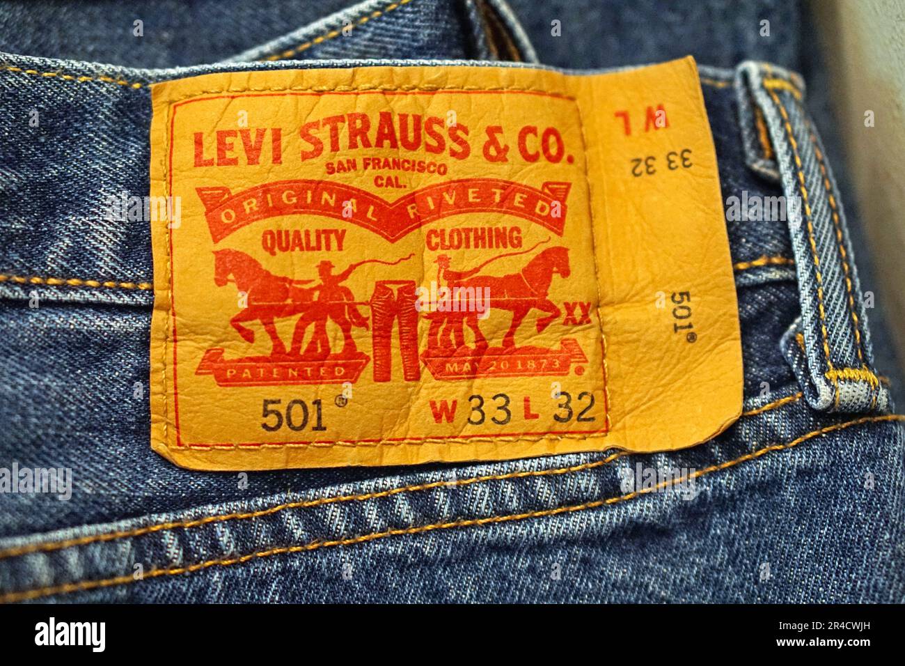 Belgrad, Serbien - 26. November 2020: Levi Strauss und Co Mark auf Blue Jeans Hose Original Qualitätsbekleidung Modell 501. Stockfoto