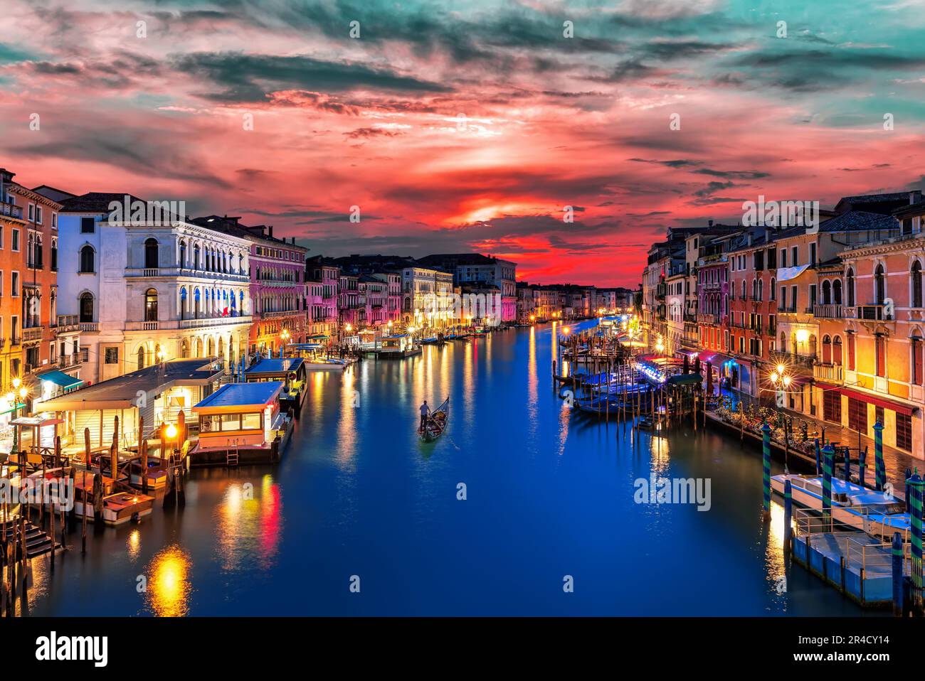 Der Canale Grande bei Nacht von der Rialtobrücke, Venedig, Italien. Stockfoto