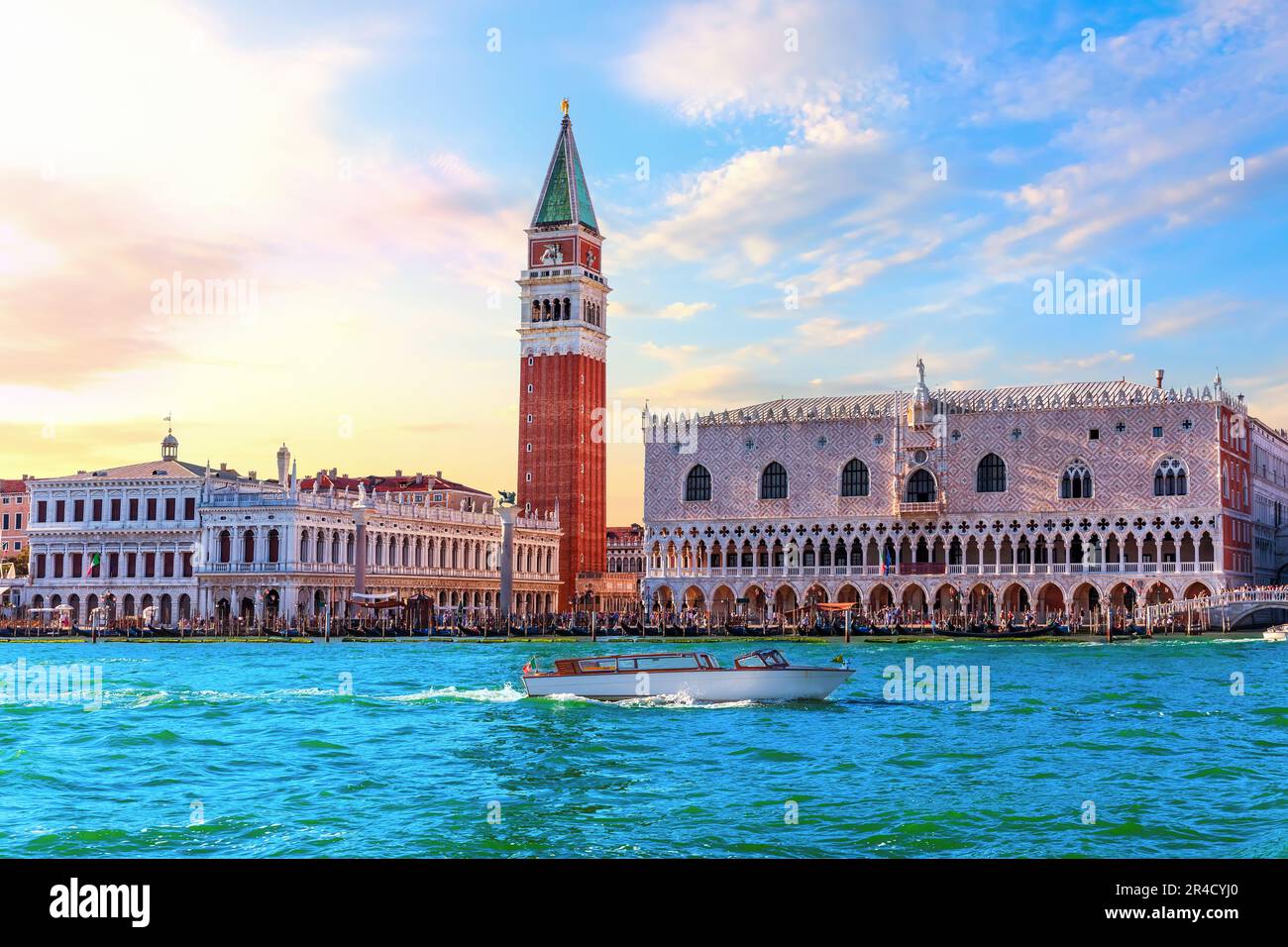 San Marco und Dogenpalast von Venedig mit vielen Touristen unter dem Sonnenuntergang, Italien. Stockfoto