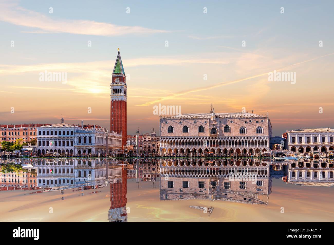 San Marco und Dogenpalast von Venedig am Ufer bei Sonnenuntergang, Blick von der Lagune, Italien. Stockfoto