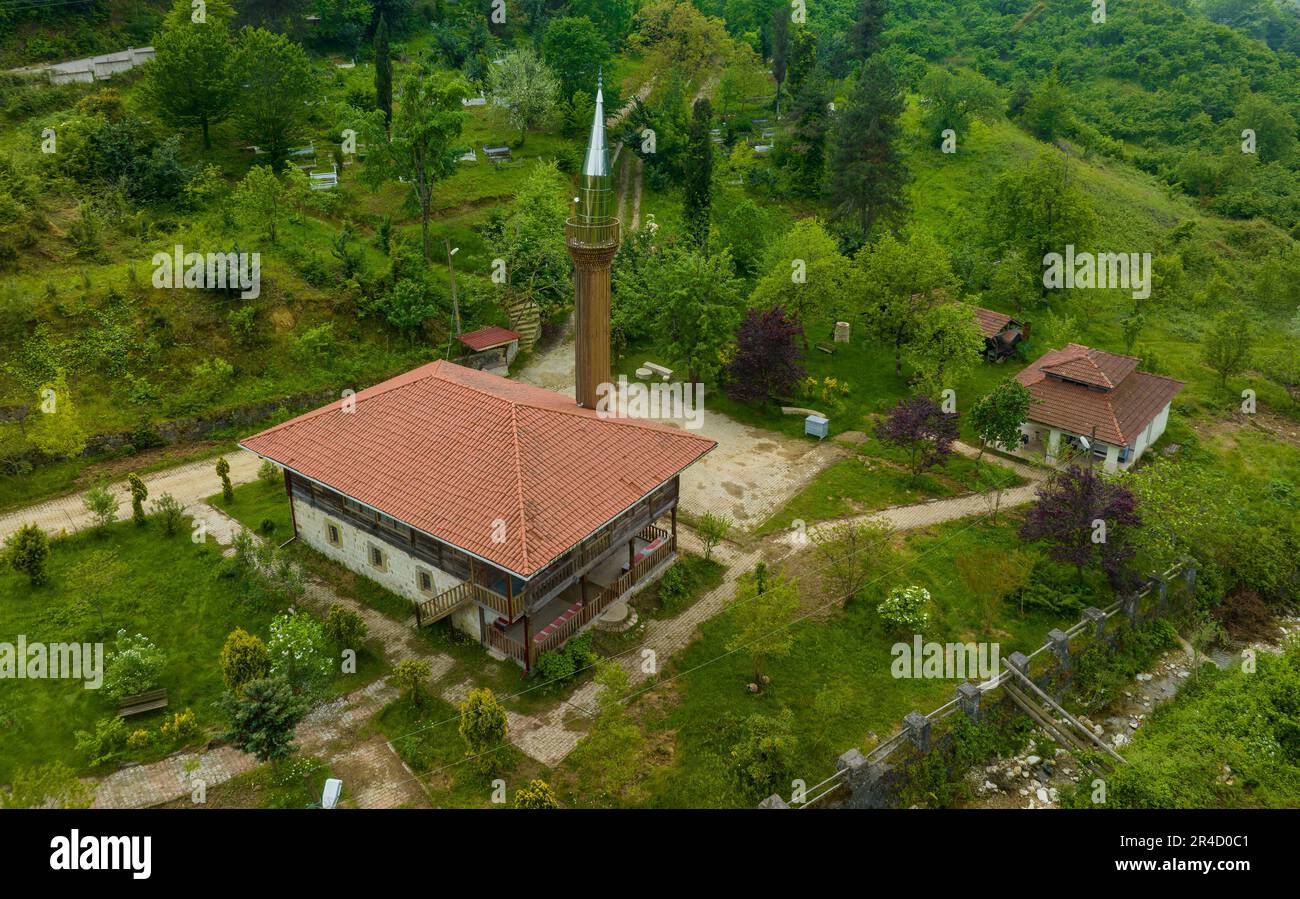 Die historische Hemsin-Moschee in Akcakoca, Duzce, Türkei, wurde im 19. Jahrhundert erbaut. Es hat Holzarchitektur. Stockfoto