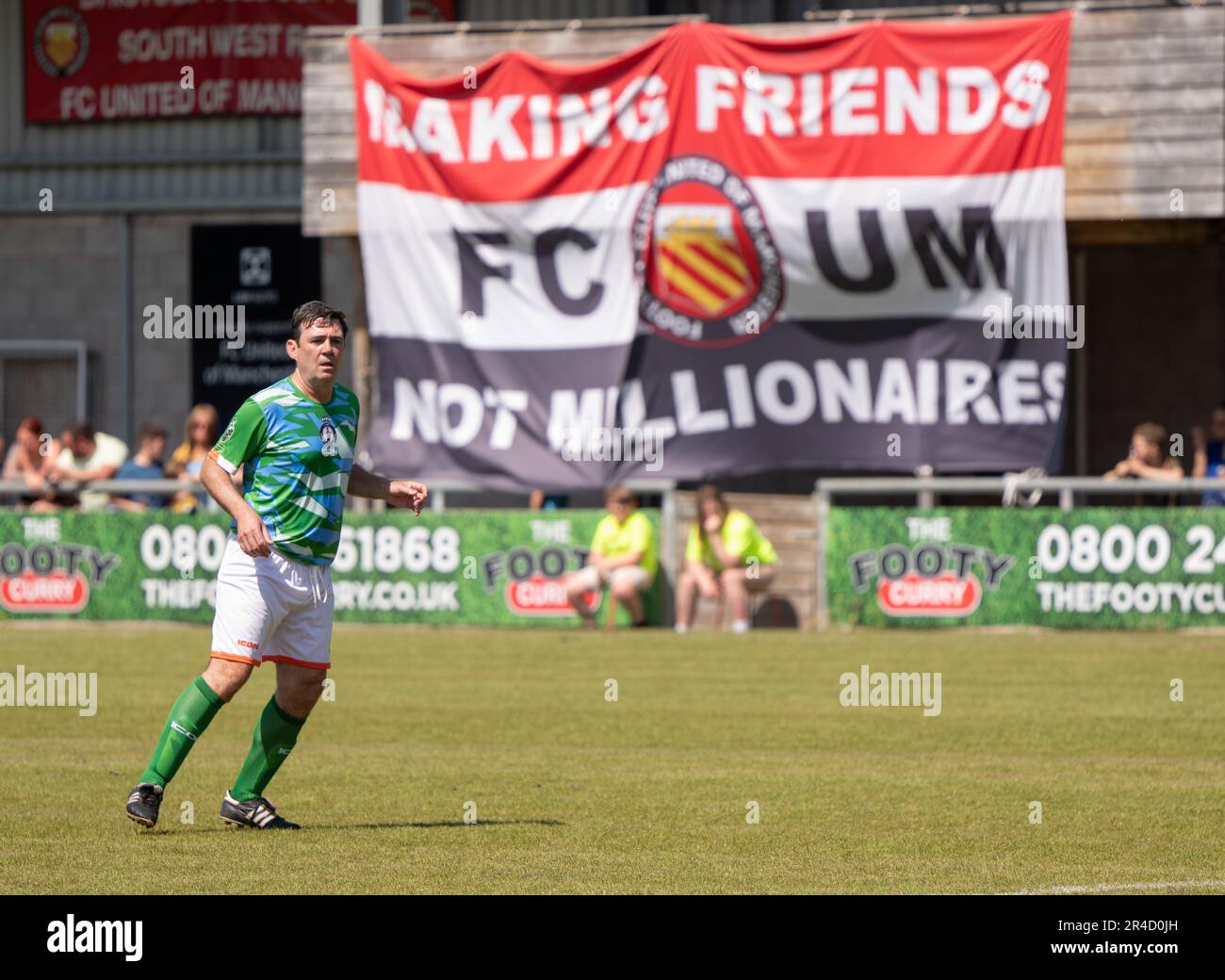 Manchester, Großbritannien. 27. Mai 2023. Manchester Mayor Andy Burnham schloss sich den Spielern des FC United Legends gegen den FC Len Johnson an . Samstag, 27. Mai 2023. FC United of Manchester war Gastgeber des FC United Legends gegen den FC Len Johnson. Das Spiel ist Teil einer Spendenaktion, die darauf abzielt, den ehemaligen ungekrönten Boxer Len Johnson mit einer Statue im Stadtzentrum von Manchester zu würdigen. Football Club United of Manchester im Broadhurst Park, Moston Manchester, Großbritannien. Kredit: GaryRobertsphotography/Alamy Live News Stockfoto