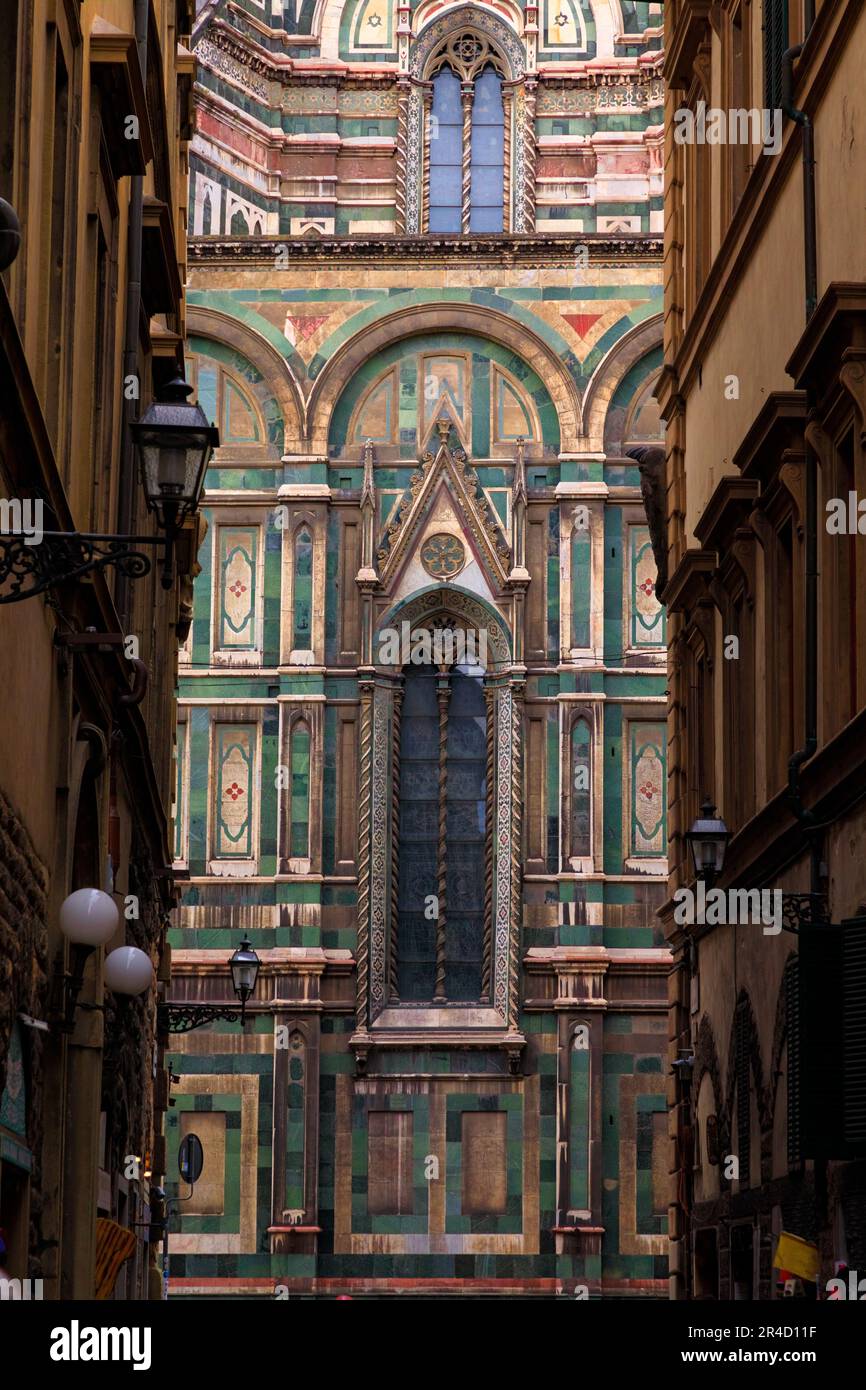 Blick auf die Straße von Florenz: Blick auf Brunelleschis Dom. Stockfoto