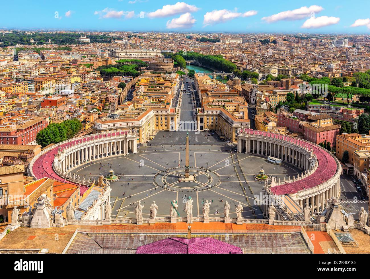 Blick auf die Skyline des Vatikans und Statuen auf dem Gipfel des Petersdoms, Rom, Italien. Stockfoto