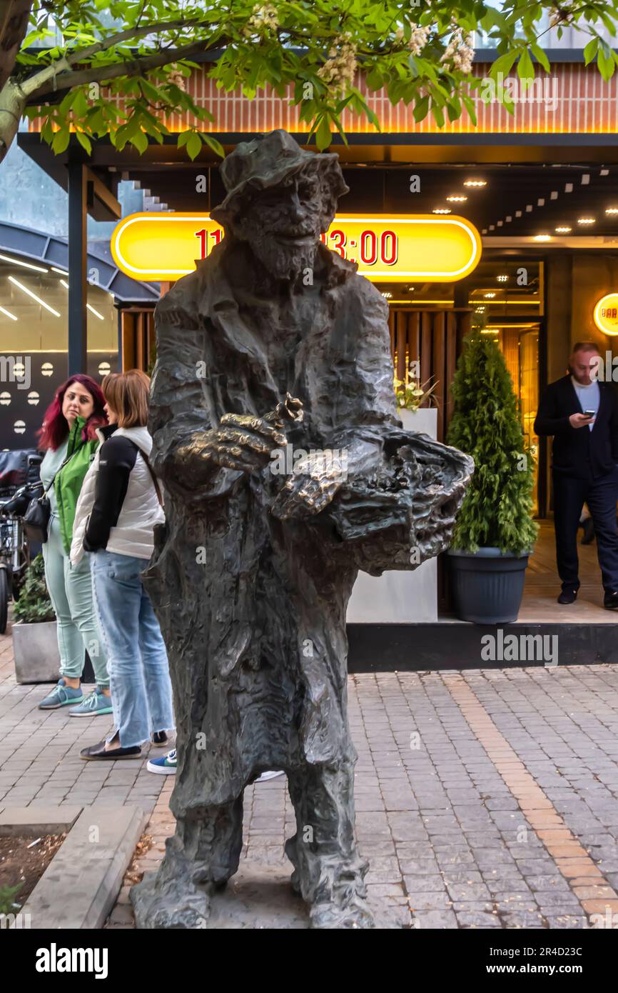 Tatue von Karabala (ein alter Mann, der Blumen verkauft), Teryan Street. Skulptur von Levon Tokmajyan. Eriwan Armenien Stockfoto