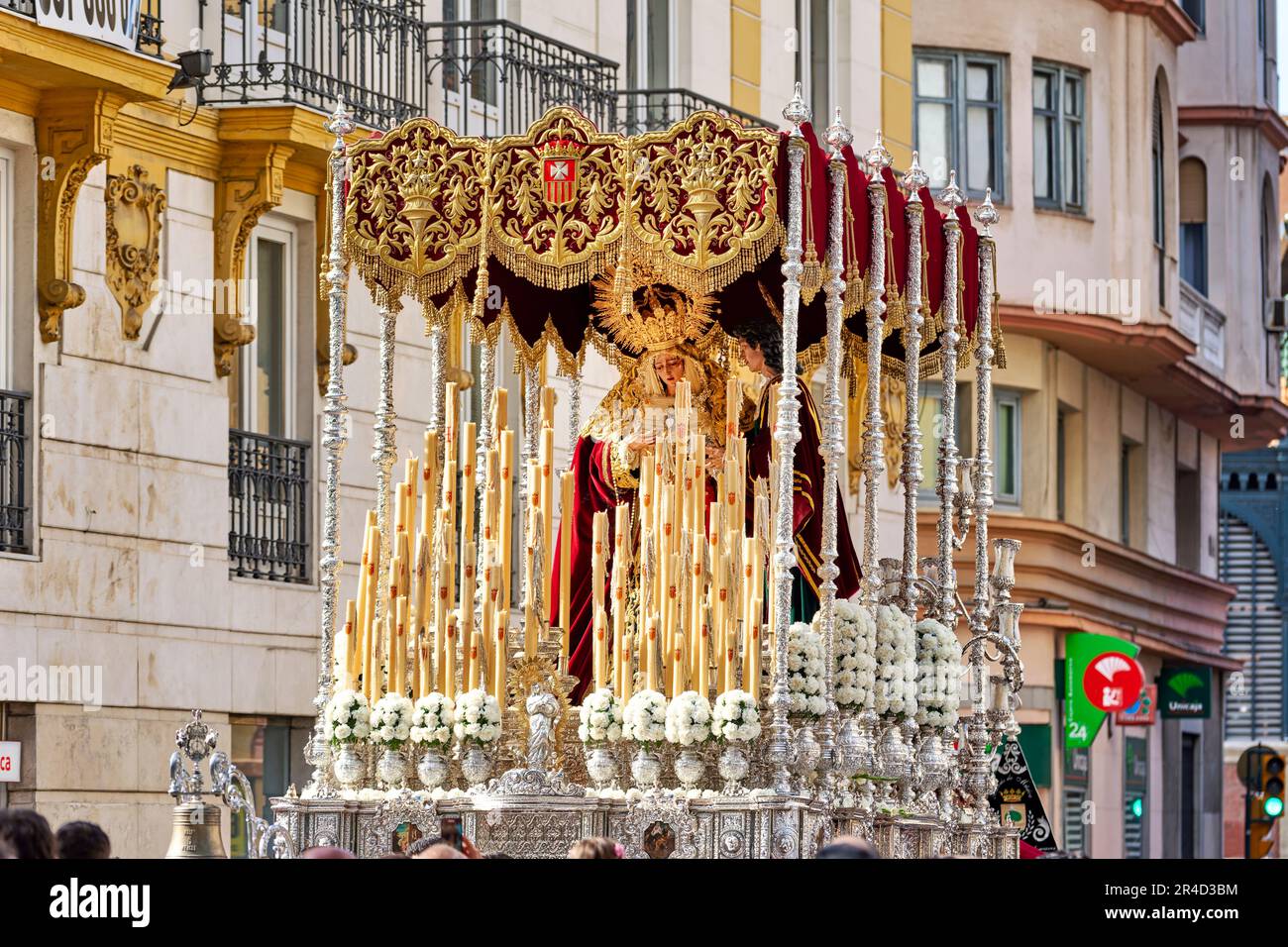 Andalusien Spanien. Prozession im Semana Santa (Heilige Woche) in Malaga. Heilige Statuen, die auf Schwimmer montiert sind Stockfoto