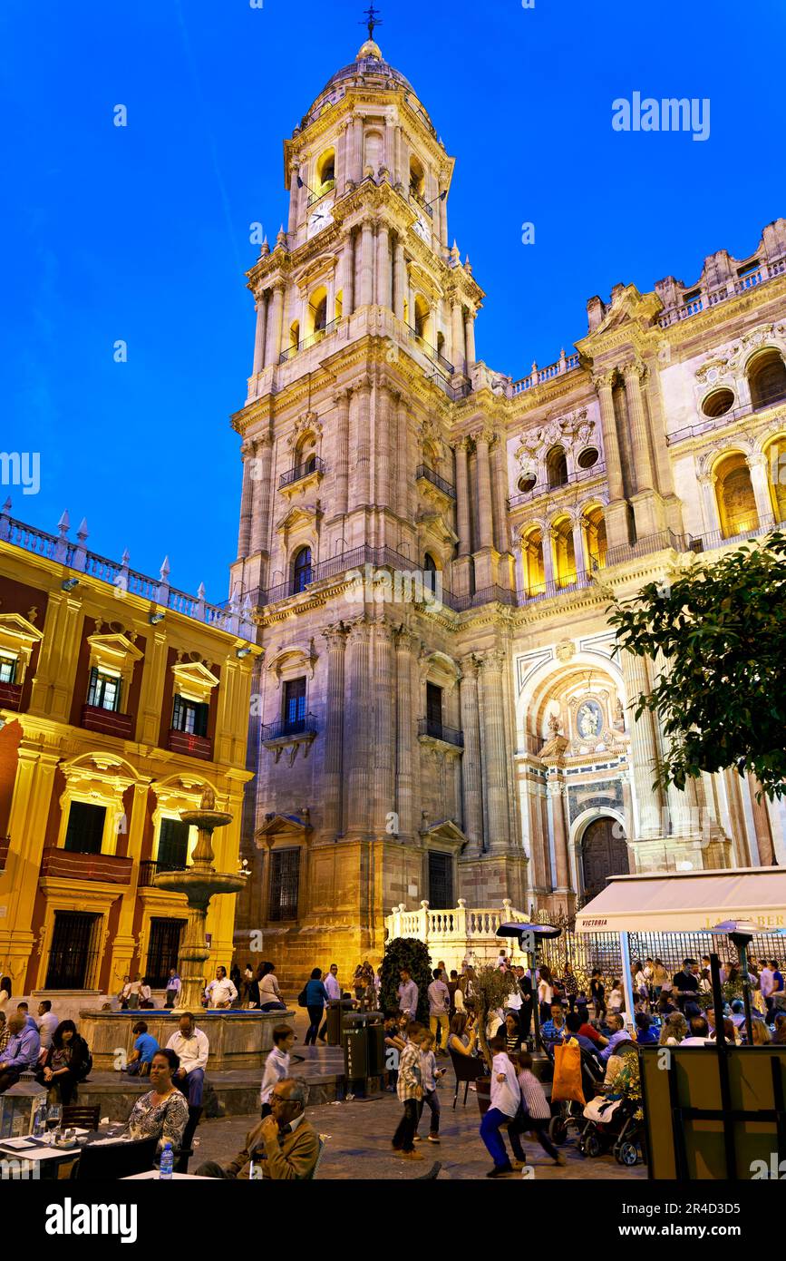 Andalusien Spanien. Plaza del Obispo. Der Brunnen und die Kathedrale Stockfoto