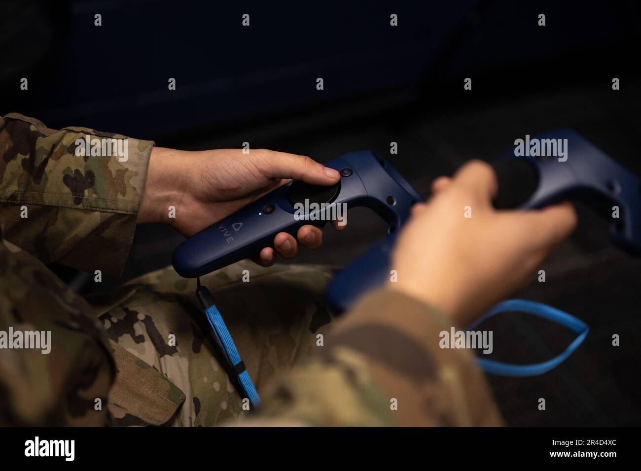 USA Air Force Airman 1. Class Nathaniel Garces, 41. Rescue Generation Squadron HH-60W Crew Chief, nutzt Virtual Reality auf dem Luftwaffenstützpunkt Moody, Georgia, 1. Februar 2023. Diese neu implementierte Technologie ermöglicht Airmen eine „praktische“ Visualisierung des Flugzeugs und bestimmter Aufgaben, bevor ein lebendes Flugzeug angefasst wird. Stockfoto