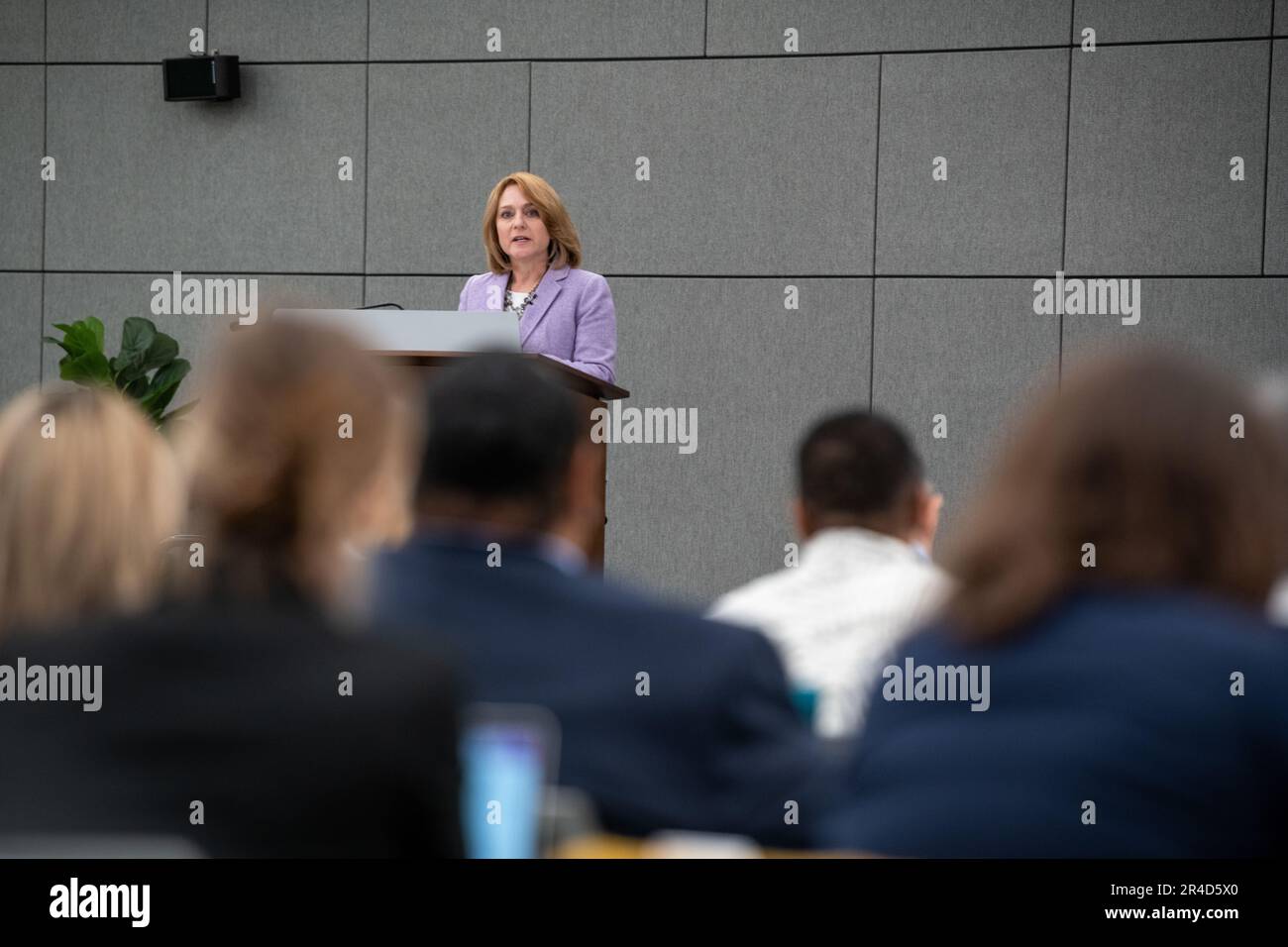 Die stellvertretende Verteidigungsministerin Kathleen H. Hicks spricht während der Kickoff-Veranstaltung des Defense Management Institute am Institute for Defense Analysis, Alexandria, VA, am 31. Januar 2023. Stockfoto