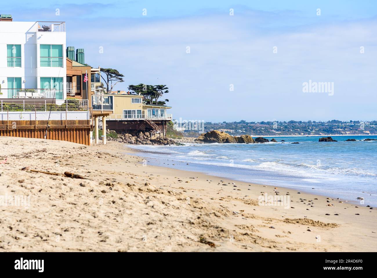 Moderne Häuser am Meer an einem Sandstrand an einem sonnigen Herbsttag Stockfoto