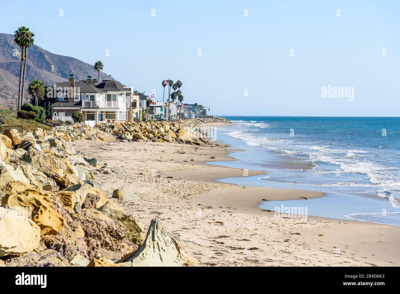 An einem sonnigen Herbsttag an einem Strand in Kalifornien befinden sich eine Reihe moderner Häuser am Meer Stockfoto