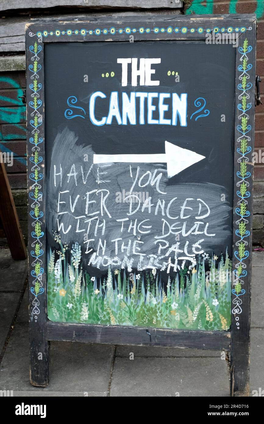 Ein A-Board für das Canteen Cafe in Stokes Croft Bristol. Batman und Joker, habt ihr je mit dem Teufel im blassen Mondlicht getanzt Stockfoto