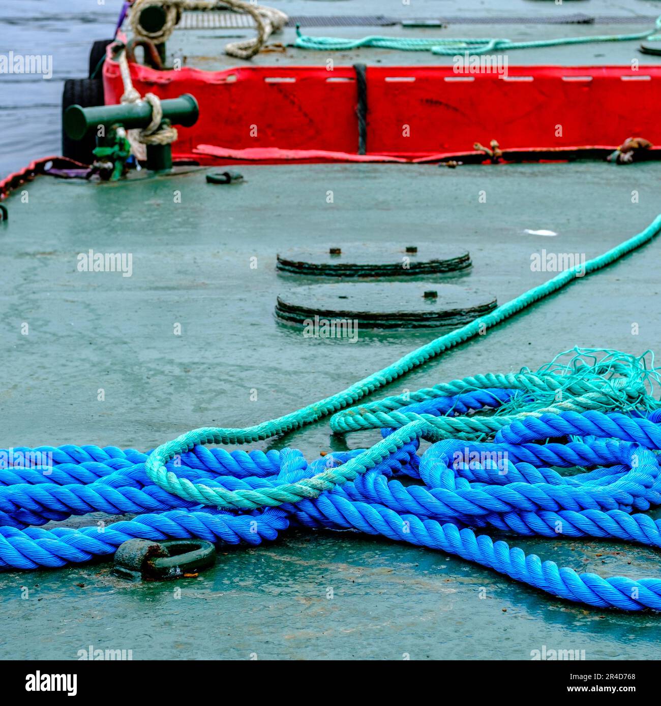 Stavanger, Rogaland, Norwegen, Mai 19 2023, Colouful Blue und Green Maritime Mooring Seile auf dem Deck Eines Barge Stavenger Hafens ohne Menschen Stockfoto