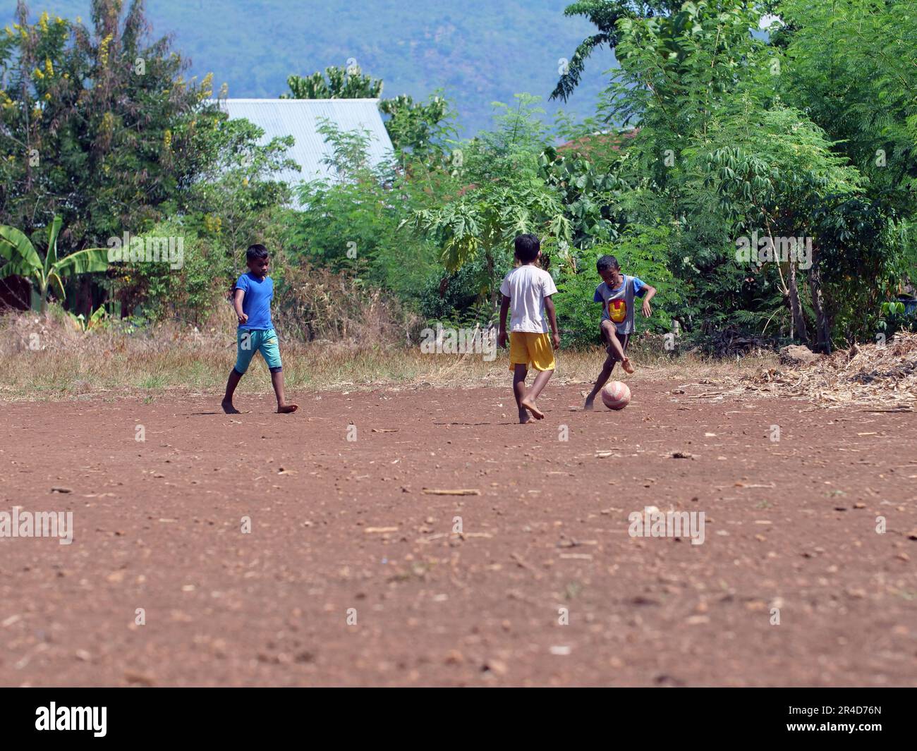 Maumere, Flores, Indonesien - 23. Mai 2023: Asiatische Jungs spielen Fußball auf dem Spielfeld. Stockfoto