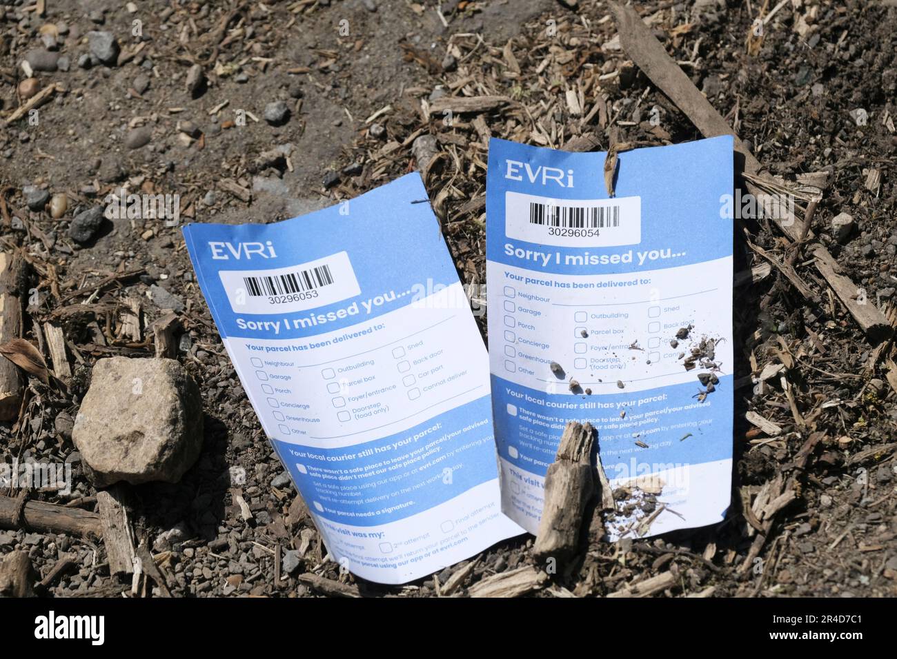 Tut mir leid, dass Sie Lieferscheine von EVRI auf einer Landstraße gefunden haben Stockfoto