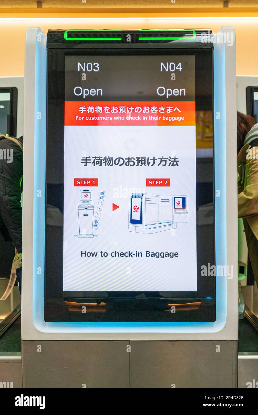 Japan Airlines Check-in-Gepäckautomat zeigt die zwei Schritte zur Gepäckaufgabe an. Inlandsterminal eins, am Flughafen Haneda in Tokio. Stockfoto