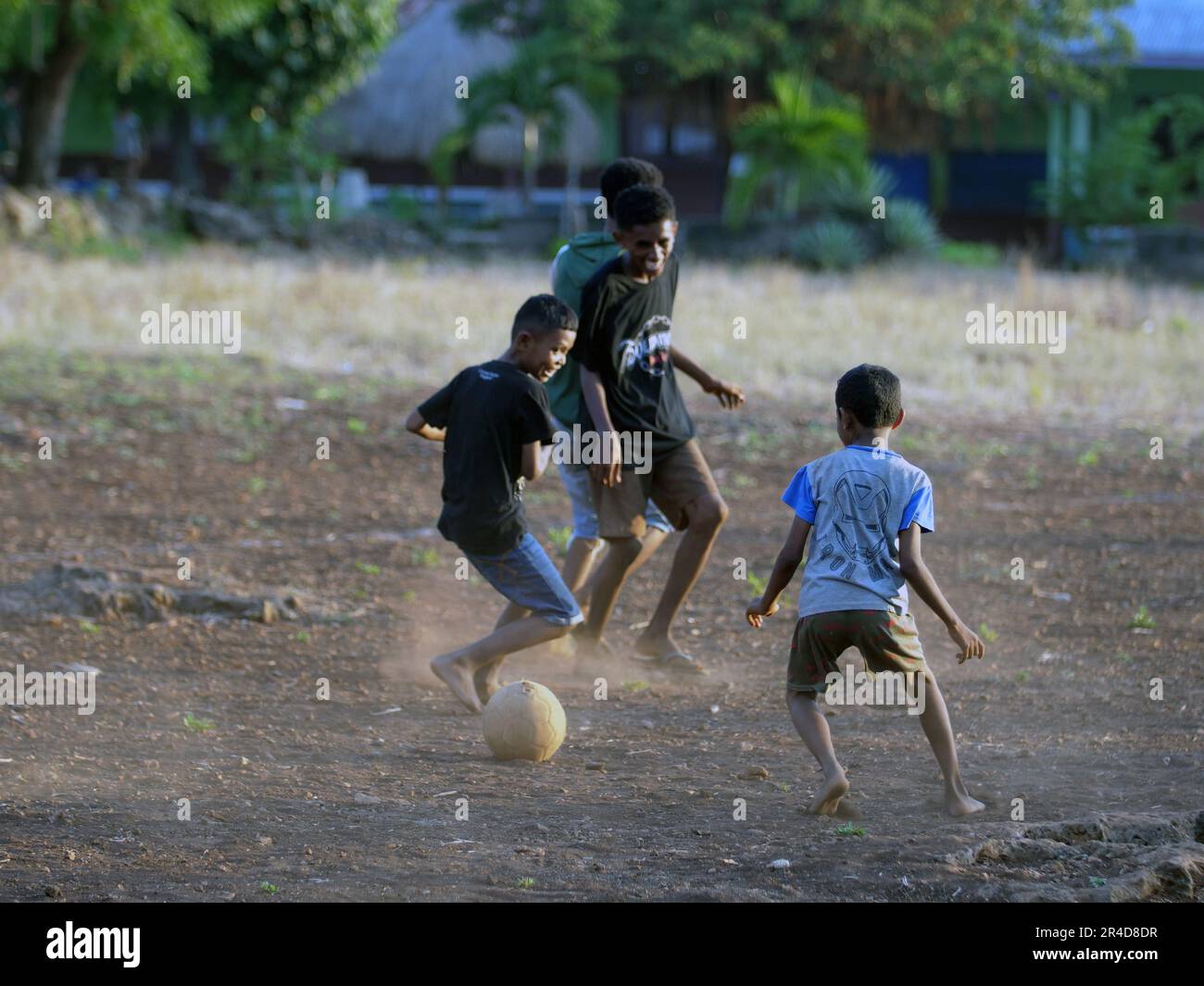 Maumere, Flores, Indonesien - 23. Mai 2023: Asiatische Jungs spielen Fußball auf dem Spielfeld. Stockfoto