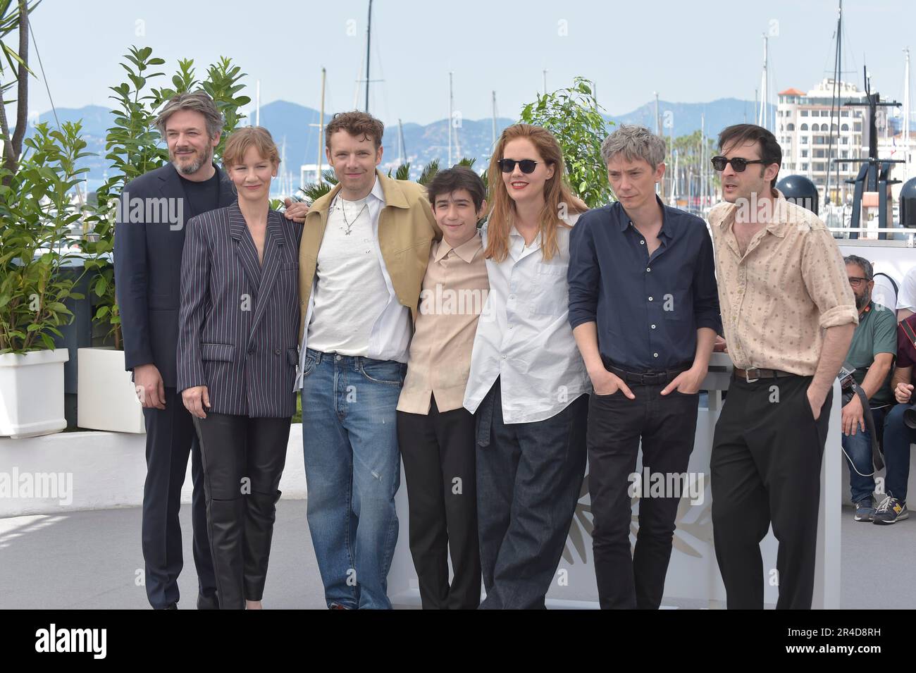 Cannes, Frankreich. 22. Mai 2023. CANNES, FRANKREICH - MAI 22: Samuel Theis, deutsche Schauspielerin Sandra Hueller, französische Schauspielerin Antoine Reinartz, Schauspielerin Milo Machado Graner, französische Regisseurin Justine Triet, französische Schauspielerin Swann Arlaud, französischer Schauspieler und Drehbuchautor Arthur Harari besucht die Anatomie D'une Chute (Anatomie Eines Herbstes)' Fotoaufruf beim 76. Jährlichen Filmfestival in Cannes im Palais des Festivals am 22. Mai 2023 in Cannes, Frankreich. Kredit: dpa/Alamy Live News Stockfoto