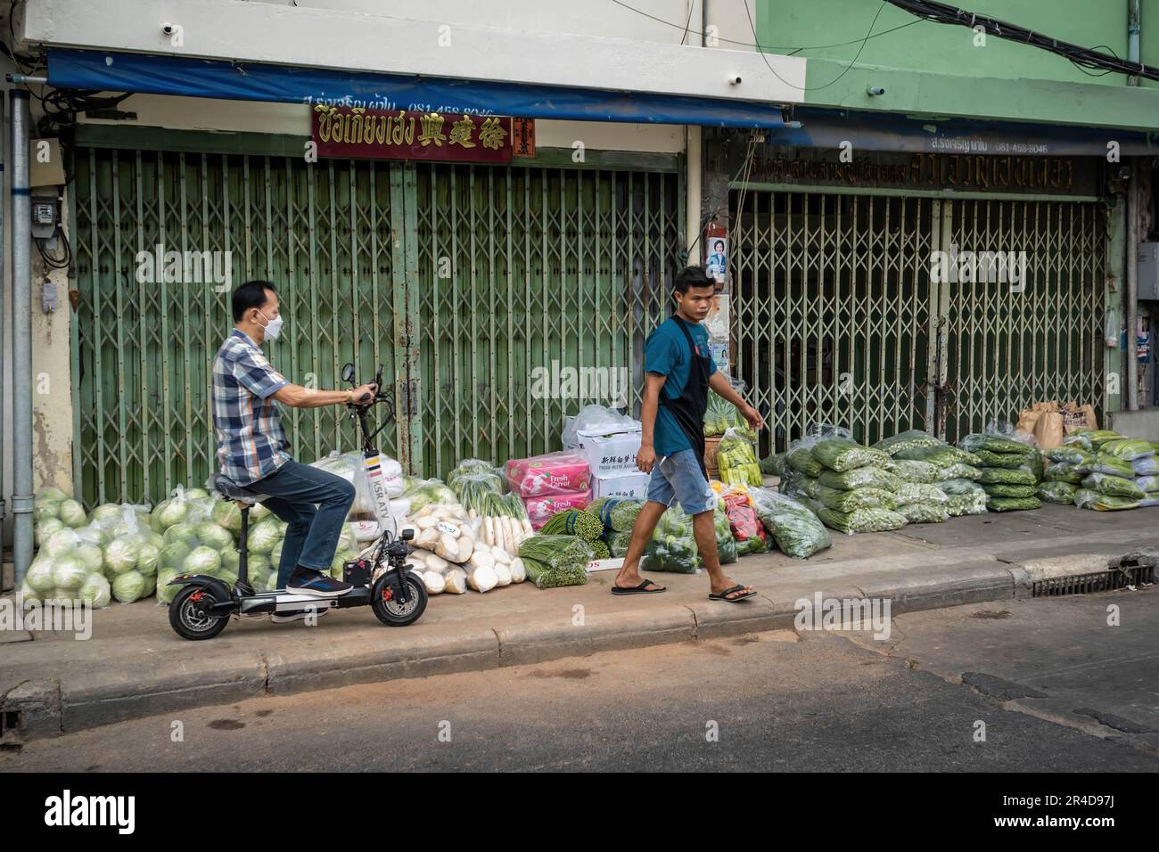 Der Großhändler für Gemüsestraßen ist an der Ecke Chak Phet Road am Bangkok Flower Market (Pak Khlong Talat) zu sehen, der sich am Fluss Chao Phraya auf der Insel Rattanakosin im Viertel Phra Nakhon befindet. Bangkok Flower Market (Pak Khlong Talad) Thailands größter Blumengroßmarkt, 24 Stunden am Tag, 7 Tage die Woche geöffnet, neben einem Markt für frisches Gemüse, Obst und Kräuter, an der Chak Phet Road, in der Nähe der Gedächtnisbrücke (Saphan Phut) in der historischen Altstadt. Stockfoto